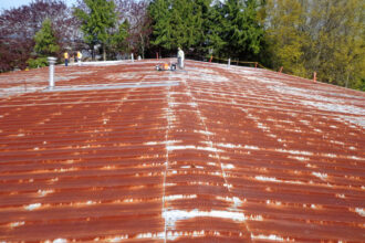 A photo of a roof in Richmond before the application of Inland.